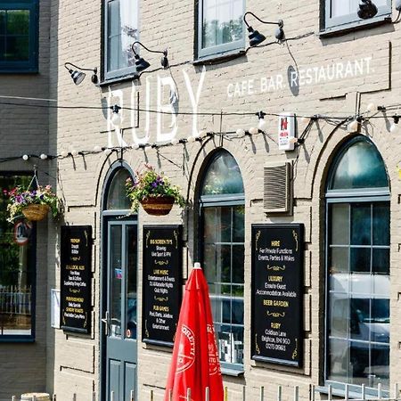Oyo Ruby Pub & Hotel Hove Exterior foto